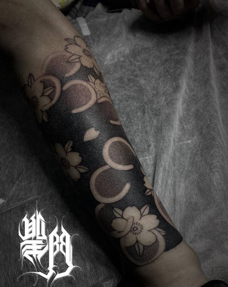 圆三樱花臂纹身图片_手臂老传统纹身图案