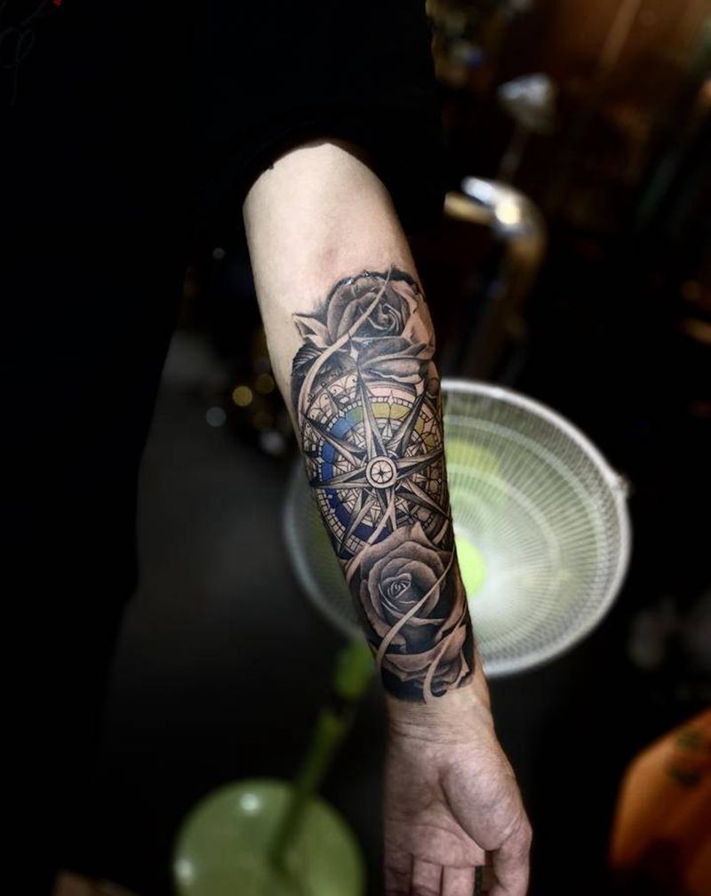 指南针玫瑰花纹身图片_手臂欧美写实纹身图案