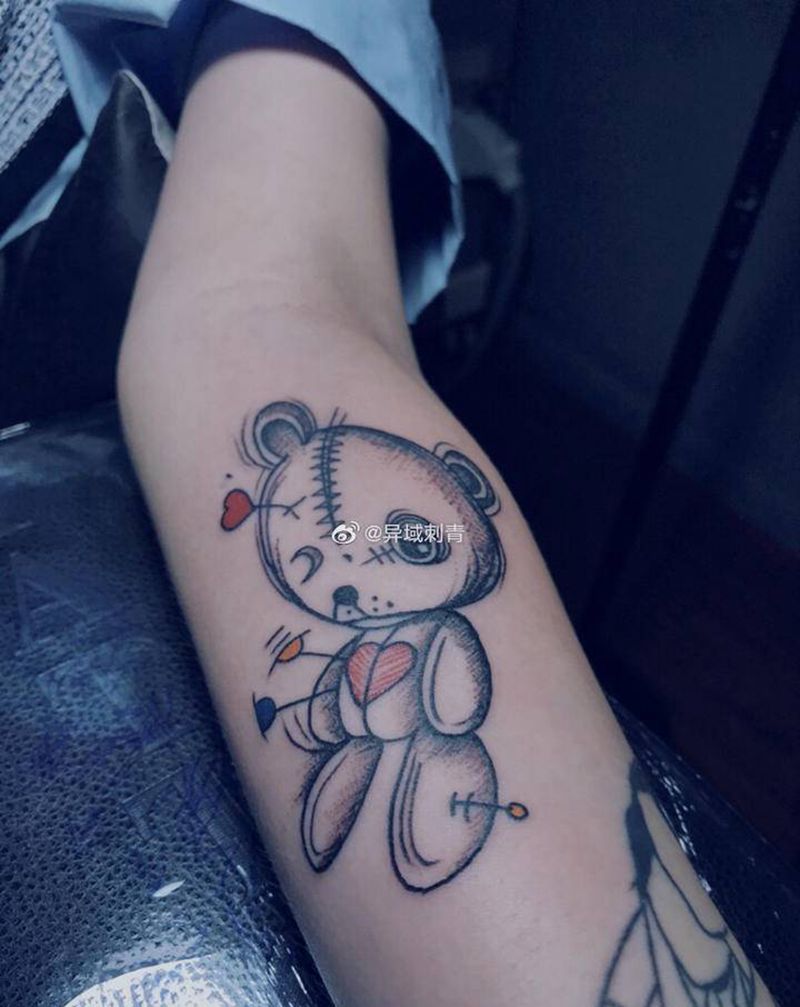暴力熊纹身图片_手部纹身图案