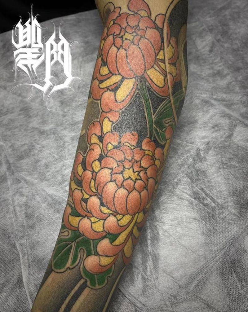 菊花臂纹身图片_手臂老传统纹身图案