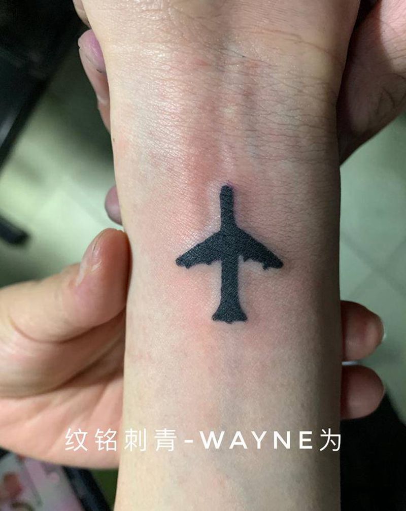 小灰机纹身图片_手部图腾纹身图案