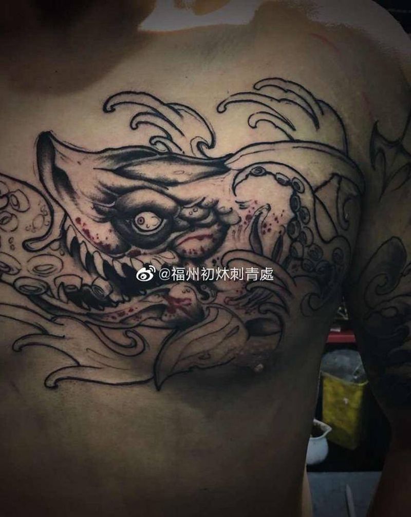 黑灰New school纹身图片_胸部New School鲨鱼纹身图案