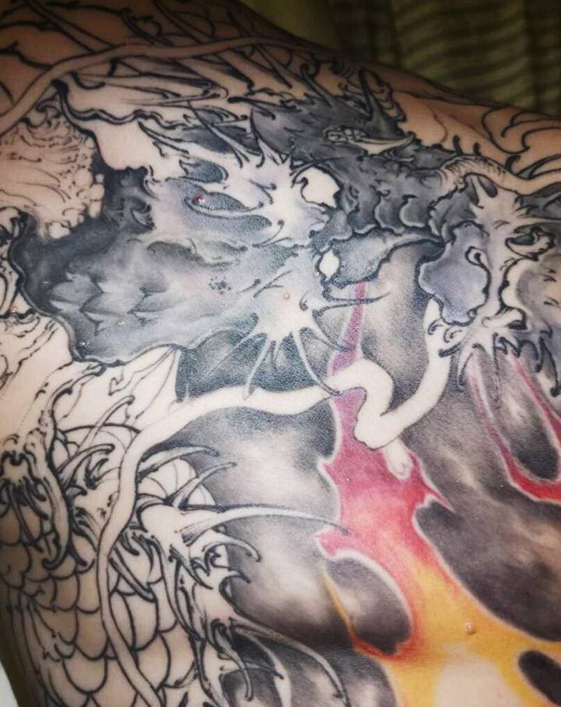 彩色龙威局部纹身图片_背部新传统纹身图案