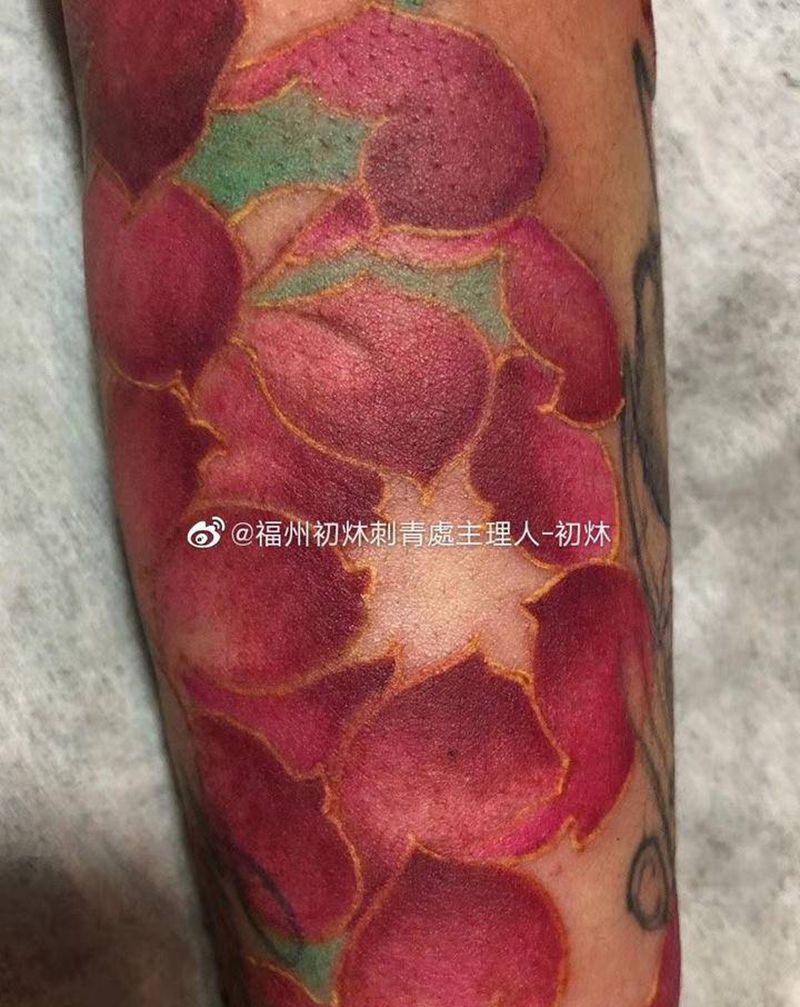 新传统 菊花（局部）纹身图片_手臂新传统菊花纹身图案