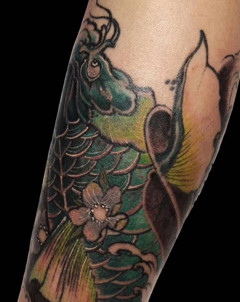 新传统 鲤鱼纹身图片_手臂新传统鲤鱼纹身图案