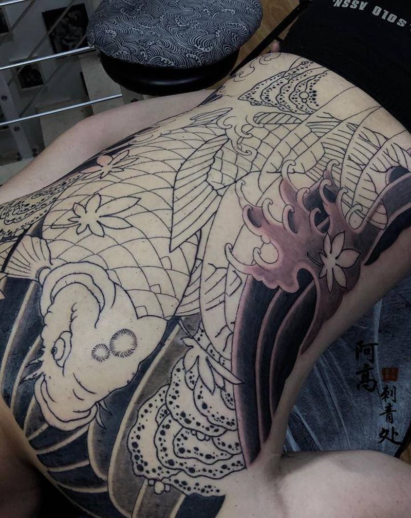 日式老传统鲤鱼满背纹身图片_背部老传统纹身图案