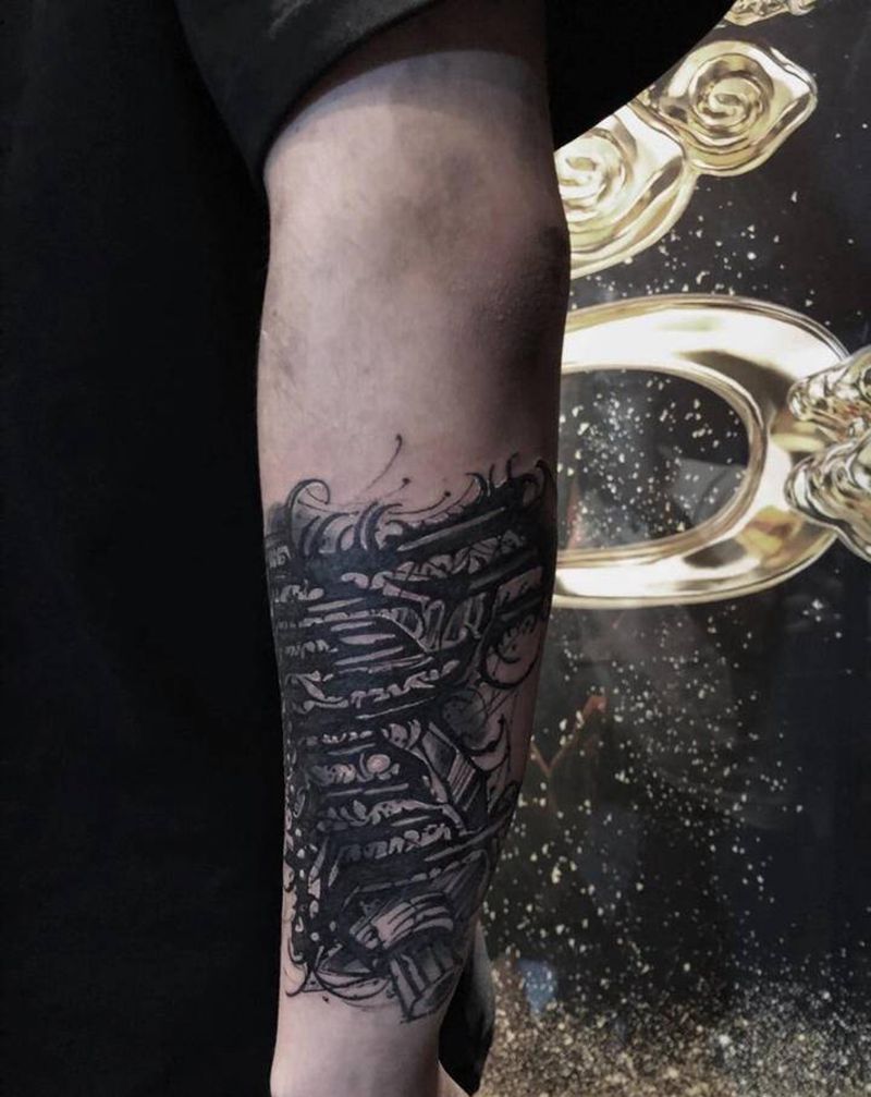 花体手枪纹身图片_手臂花体字纹身图案