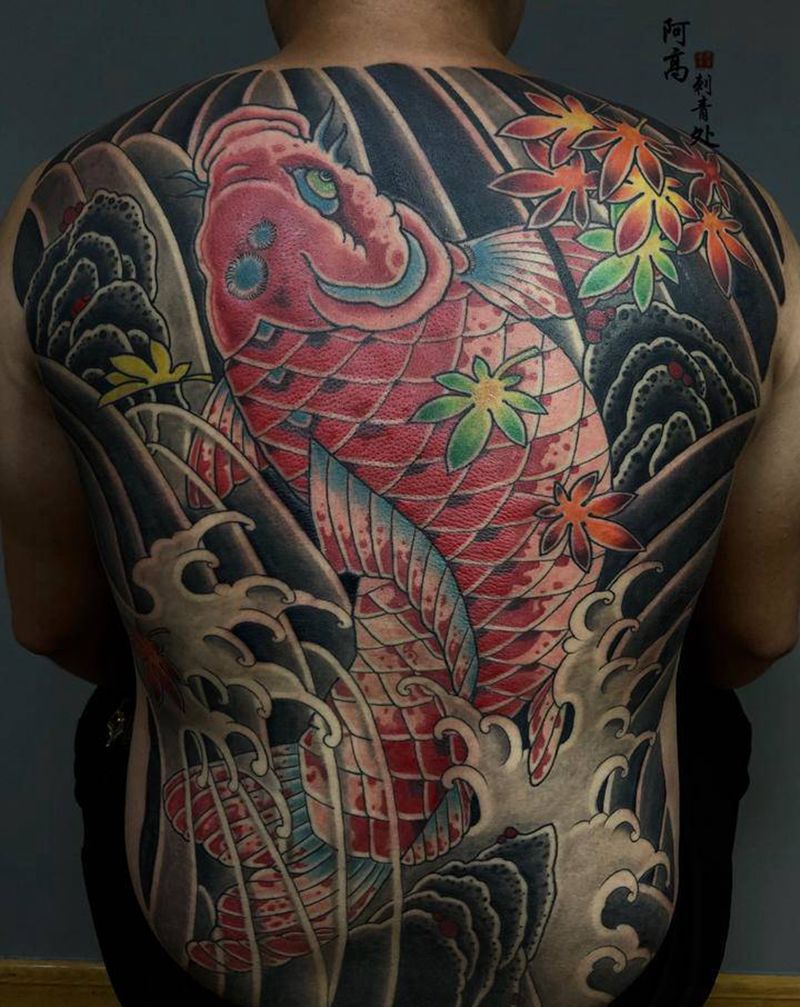 老传统鲤鱼满背纹身图片_背部老传统纹身图案
