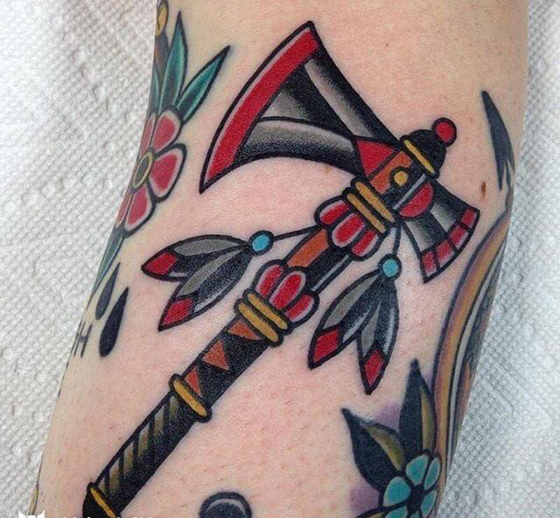 斧头纹身图片_腿部Old School羽毛斧头纹身图案