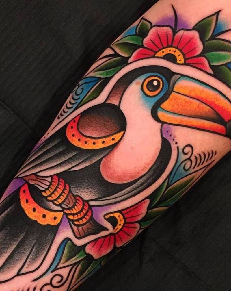 鹦鹉纹身图片_手臂Old School花鹦鹉纹身图案