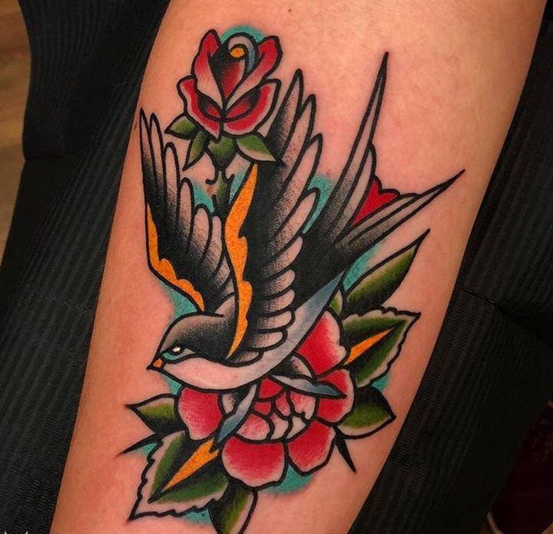 燕子纹身图片_手臂Old School玫瑰燕子纹身图案