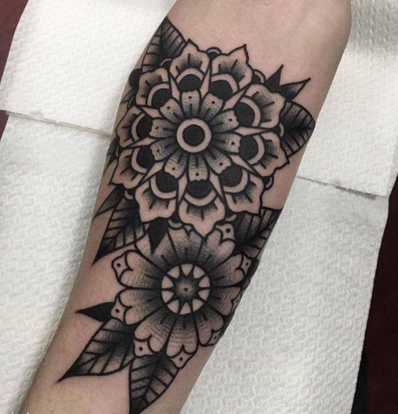 花纹身图片_手臂Old School花纹身图案