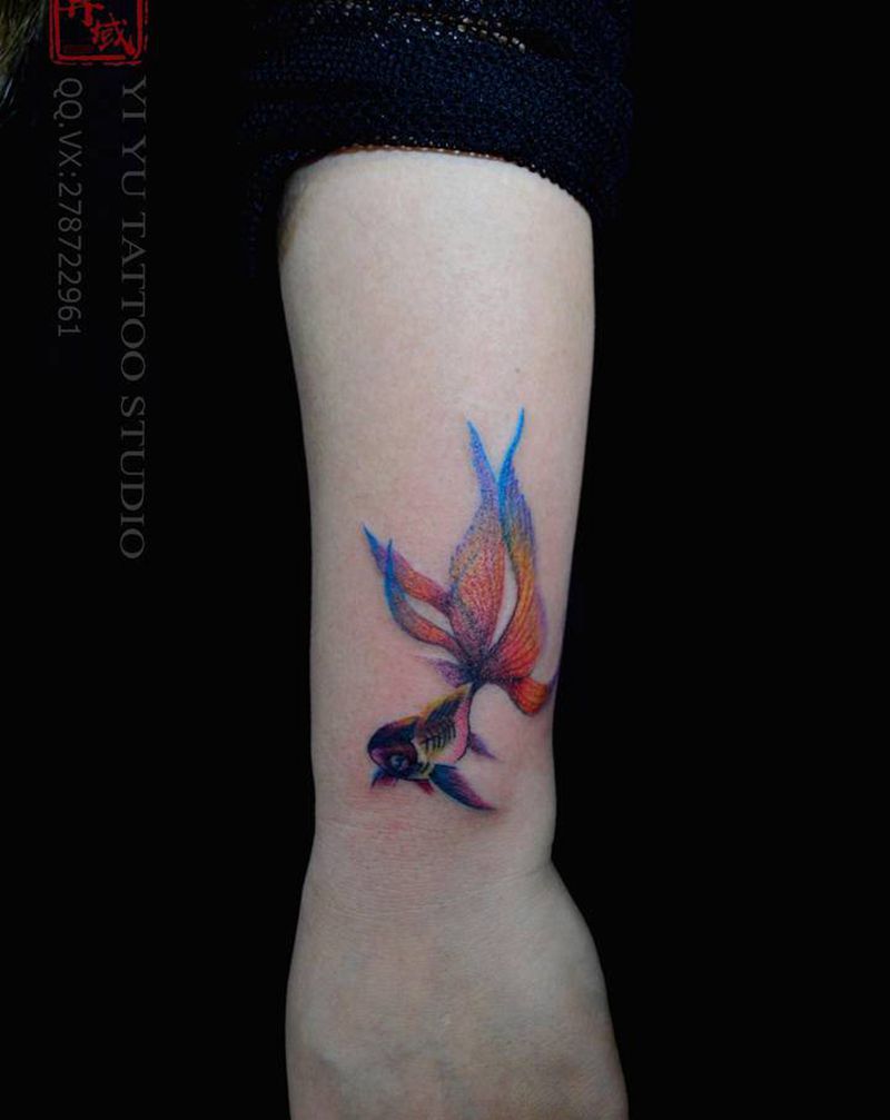 金鱼纹身图片_手部纹身图案