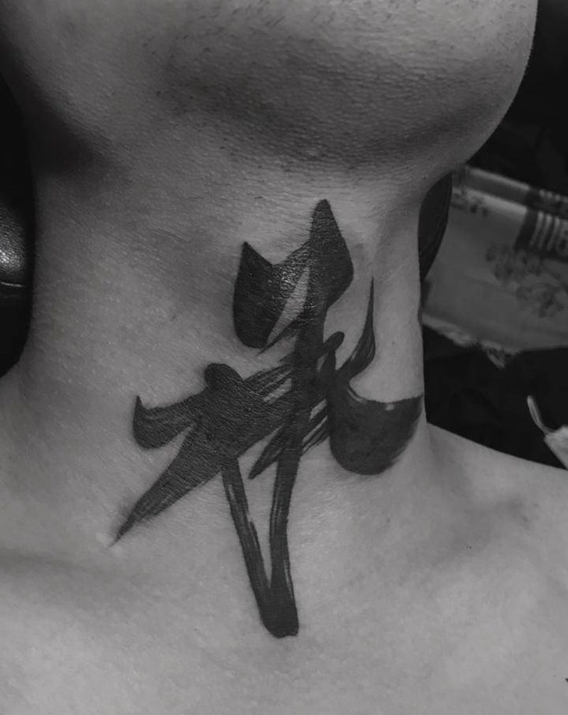 承纹身图片_颈部纹身图案
