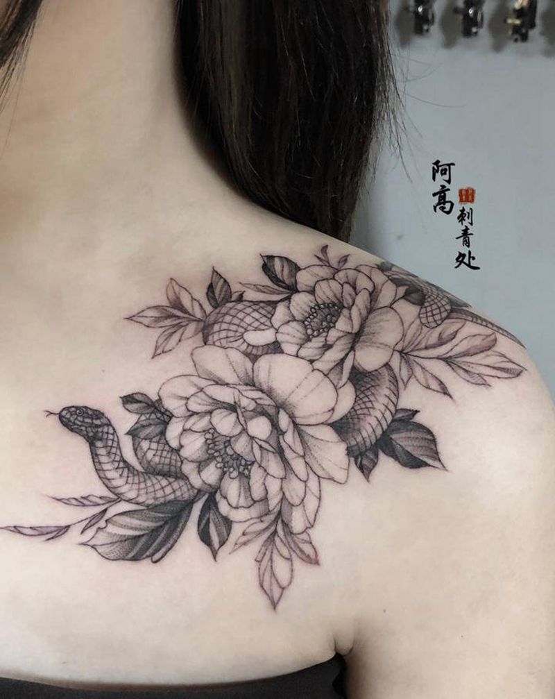 素花蛇纹身图片_肩部胸部点刺纹身图案