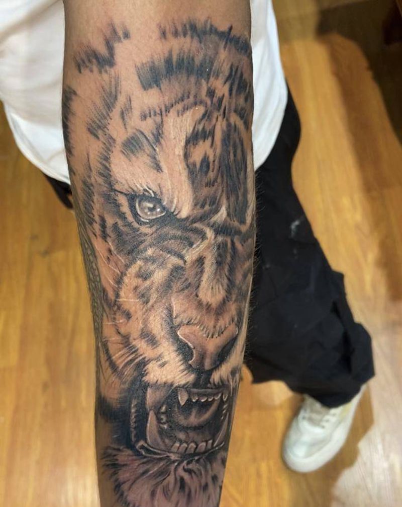 虎纹身图片_手臂欧美写实纹身图案