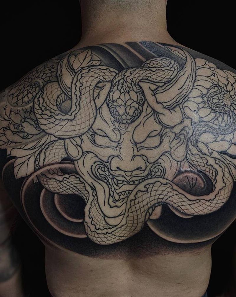般若与蛇纹身图片_背部新传统般若蛇菊花纹身图案