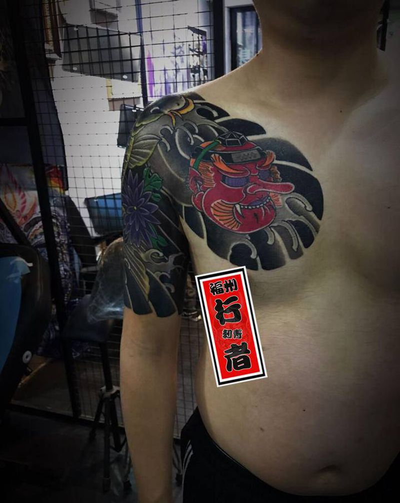 天狗鲤鱼纹身图片_手臂胸部老传统天狗 鲤鱼纹身图案