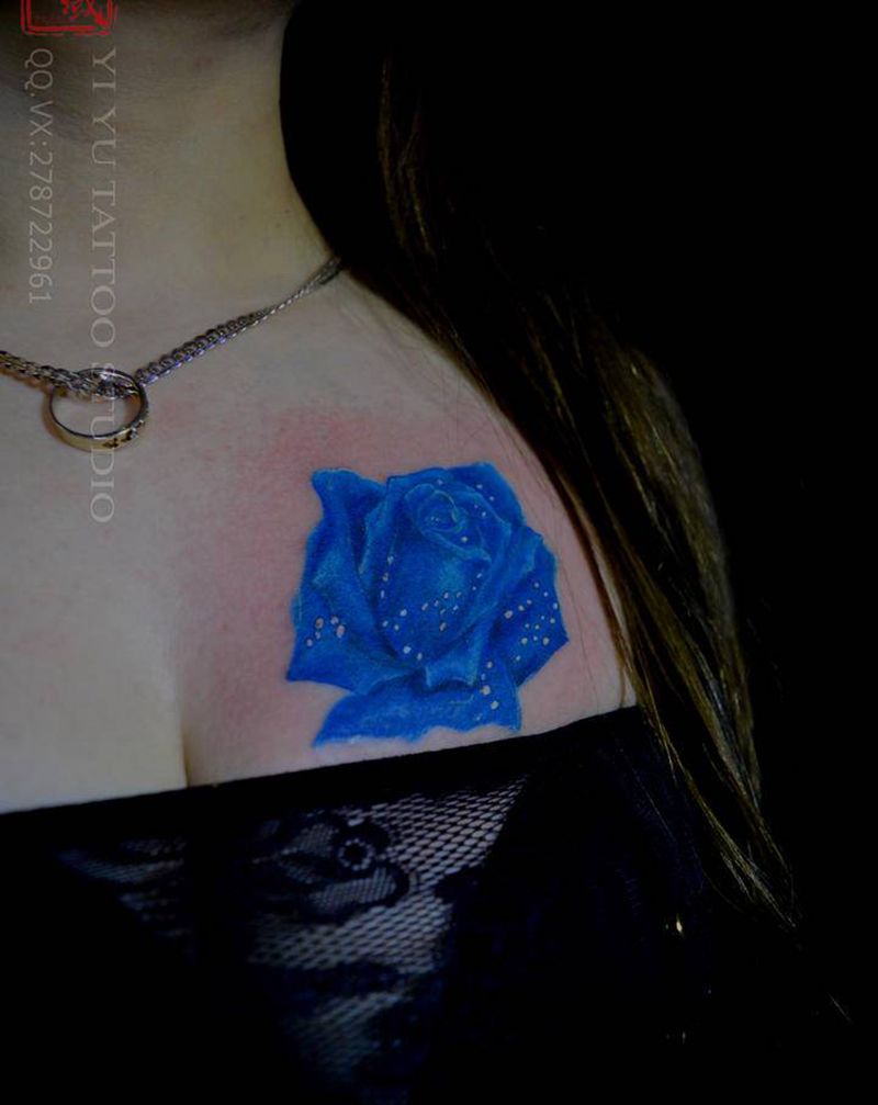 蓝色妖姬纹身图片_胸部纹身图案