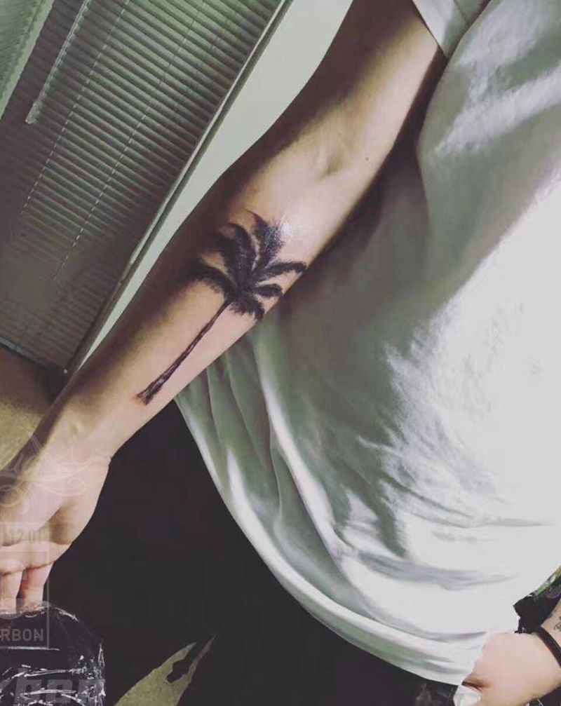 椰树纹身图片_手臂水墨椰树纹身图案