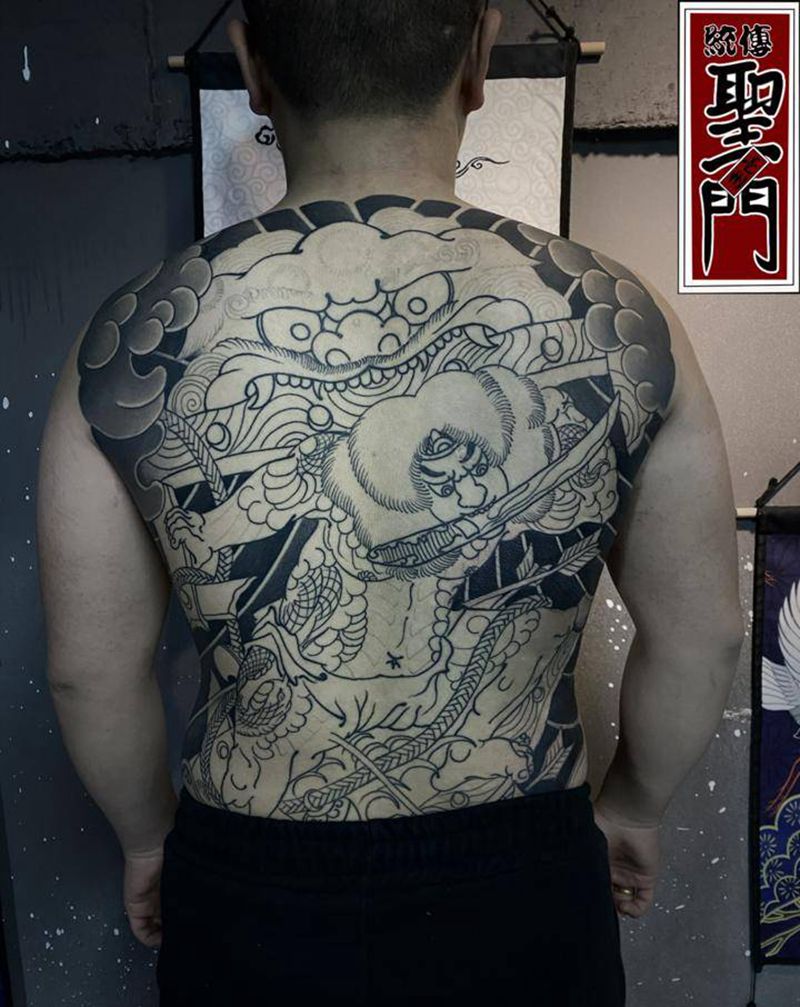 张顺纹身图片_背部老传统纹身图案