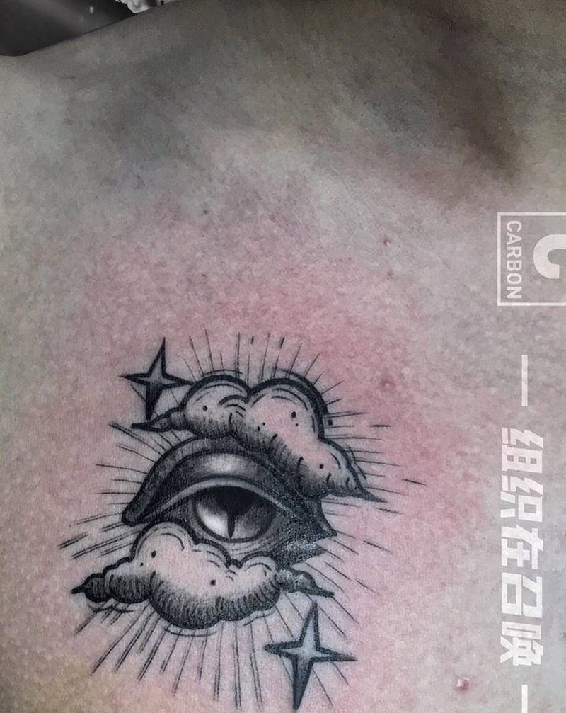 眼睛纹身图片_胸部Old School眼睛星星云纹身图案