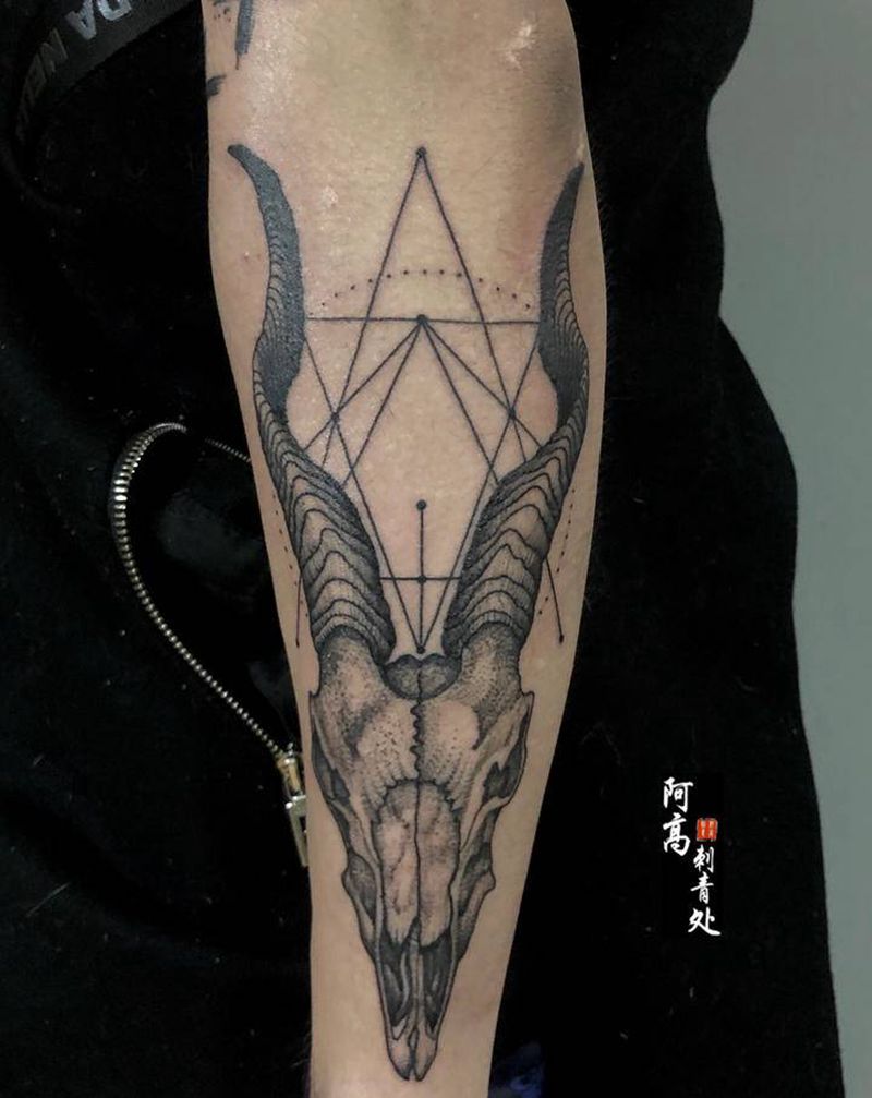 大年三十纹身图片_点刺花体字纹身图案