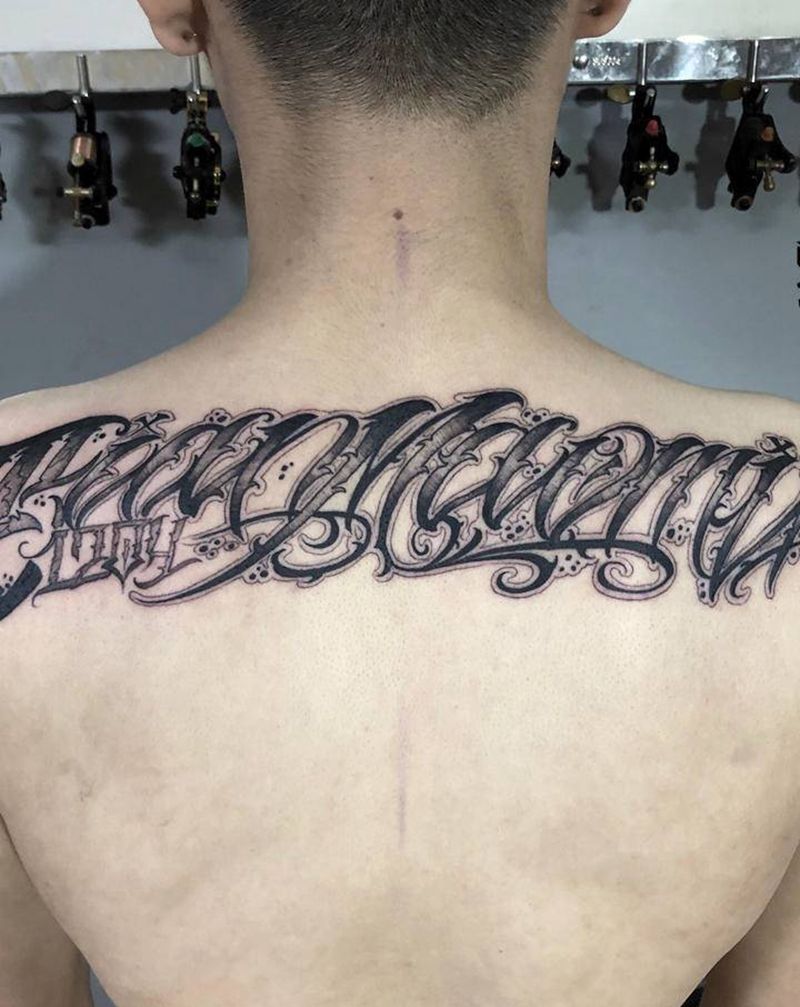 花体字纹身图片_背部肩部花体字纹身图案