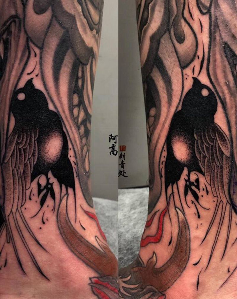 暗黑飞燕纹身图片_腿部点刺纹身图案