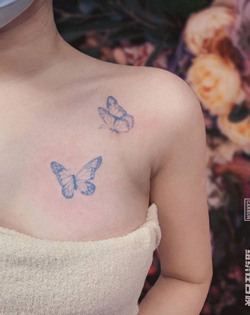 蝴蝶纹身图片_胸部水彩蝴蝶纹身图案