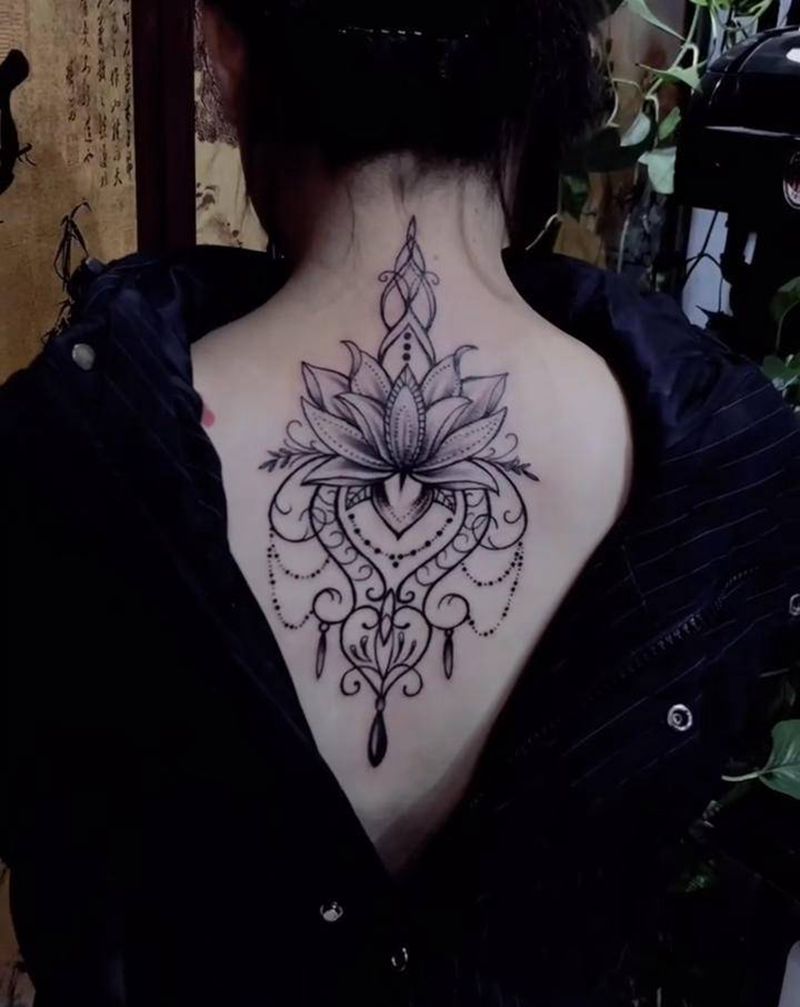 点刺纹身图片_背部点刺纹身图案