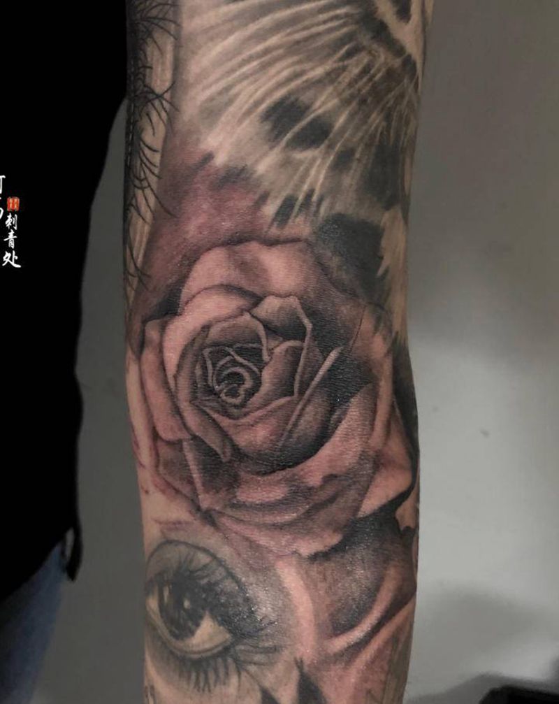 玫瑰纹身图片_手臂欧美写实纹身图案