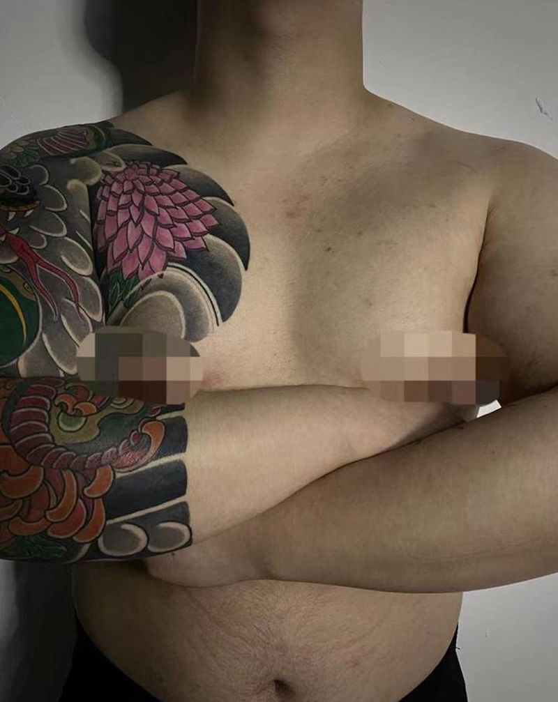 猛男半甲纹身图片_手臂胸部老传统纹身图案
