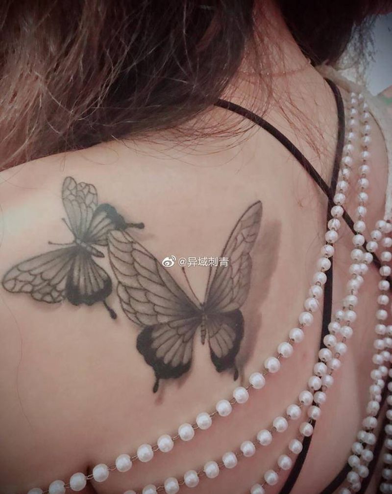 蝴蝶纹身图片_肩部纹身图案