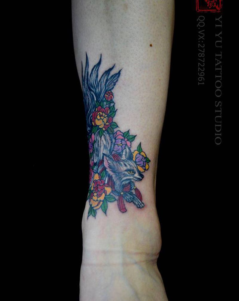 九尾狐纹身图片_腿部纹身图案