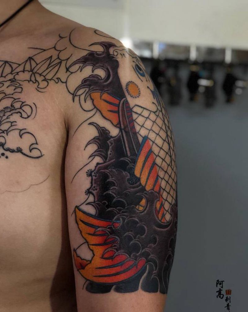 传统鲤鱼半胛纹身图片_手臂胸部老传统纹身图案