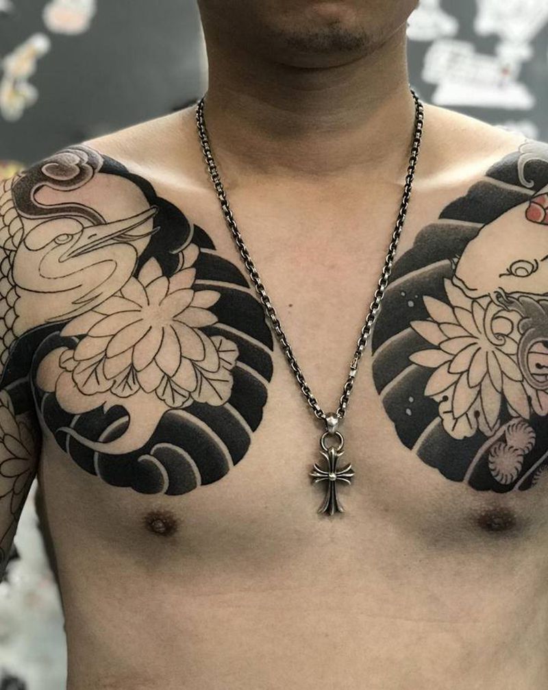 传统半胛纹身图片_胸部老传统纹身图案