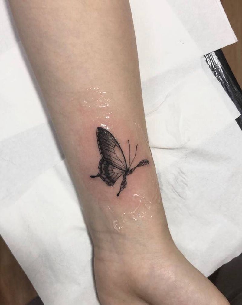 蝴蝶纹身纹身图片_手臂点刺纹身图案