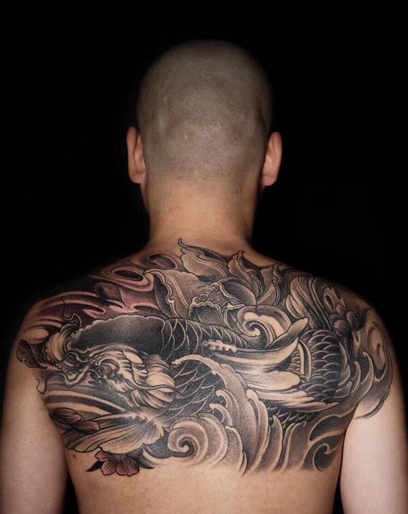 传统鲤鱼纹身图片_新传统纹身图案