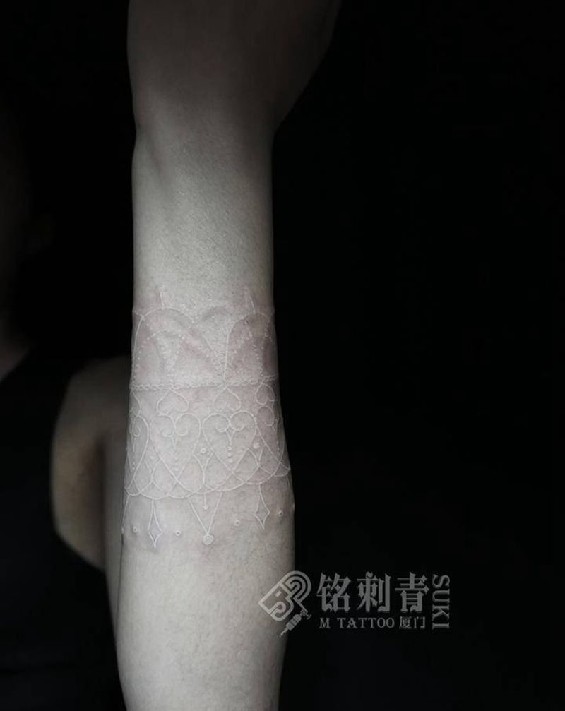 白色臂环纹身图片_手臂几何纹身图案