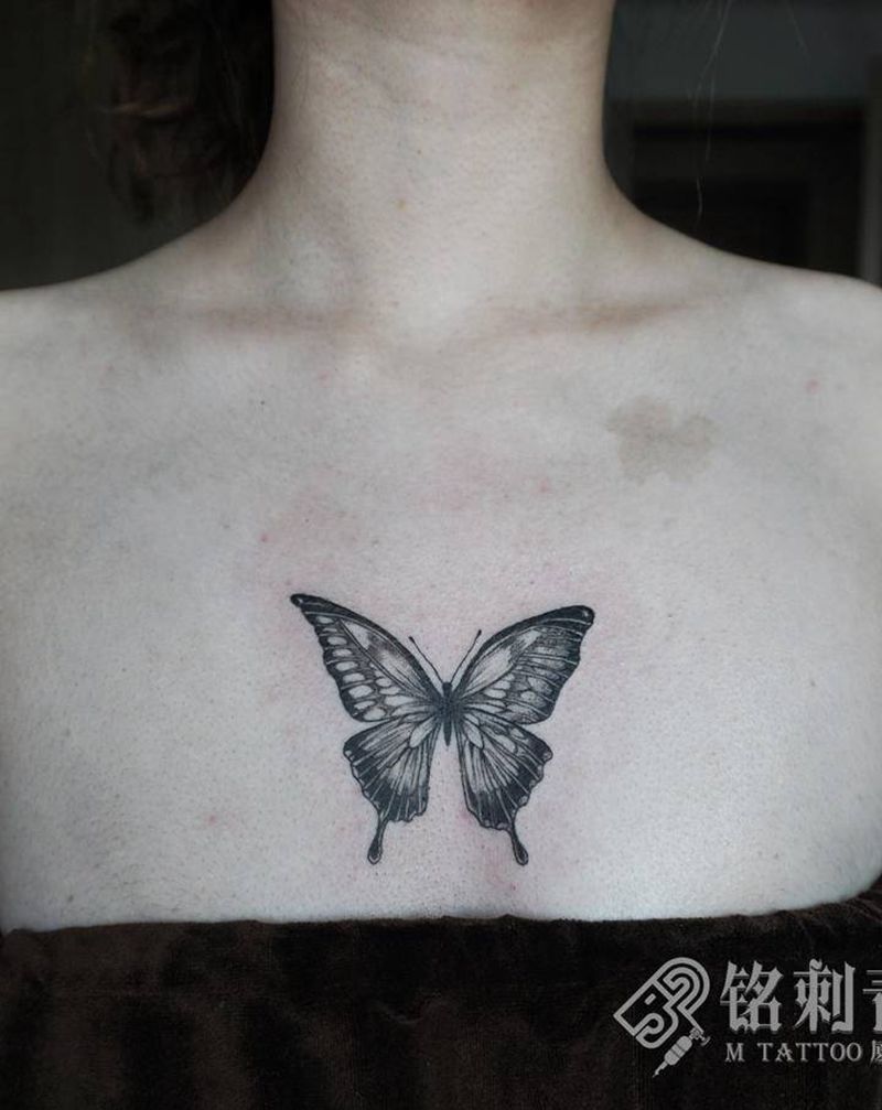 蝴蝶纹身图片_胸部纹身图案