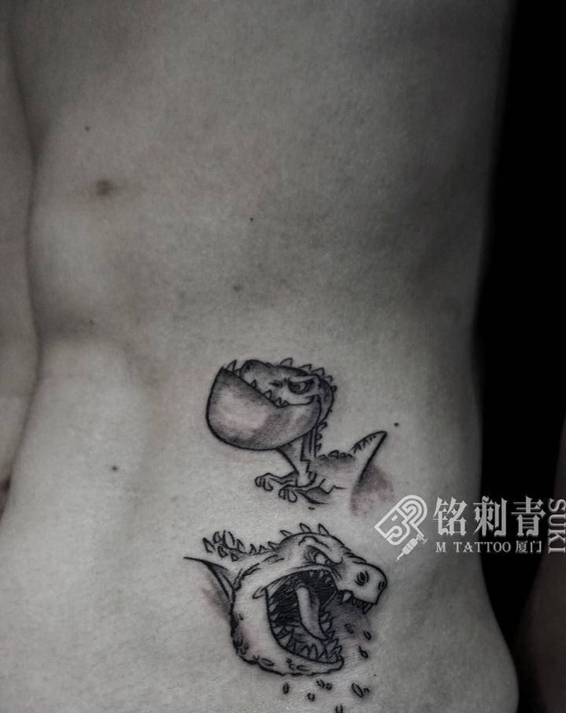 小恐龙纹身图片_腹部纹身图案