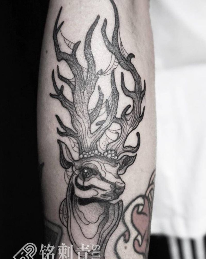 小鹿纹身图片_手臂点刺纹身图案