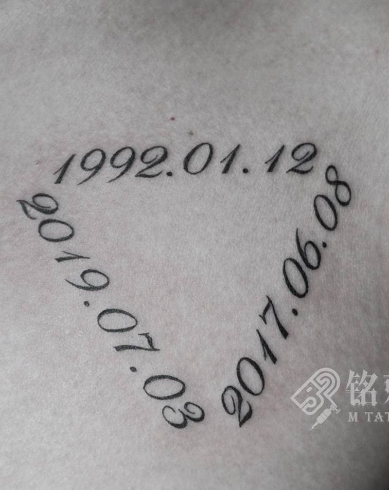 妻子和两个孩子生日纹身纹身图片_胸部数字纹身图案