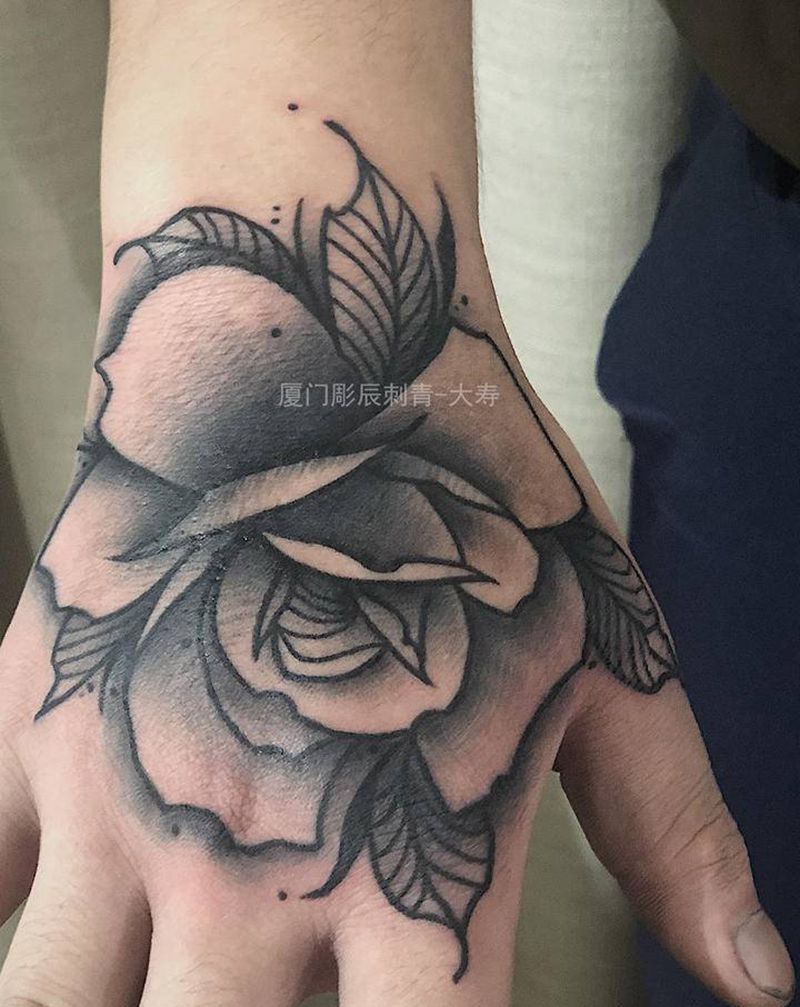 school玫瑰纹身图片_手部纹身图案