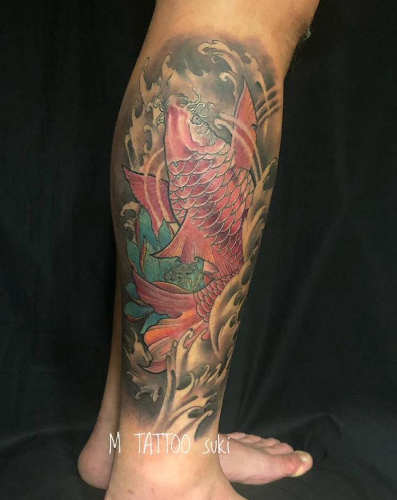 大鲤鱼纹身图片_腿部新传统纹身图案