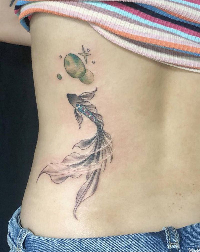 水墨小金鱼纹身图片_腰部水彩纹身图案