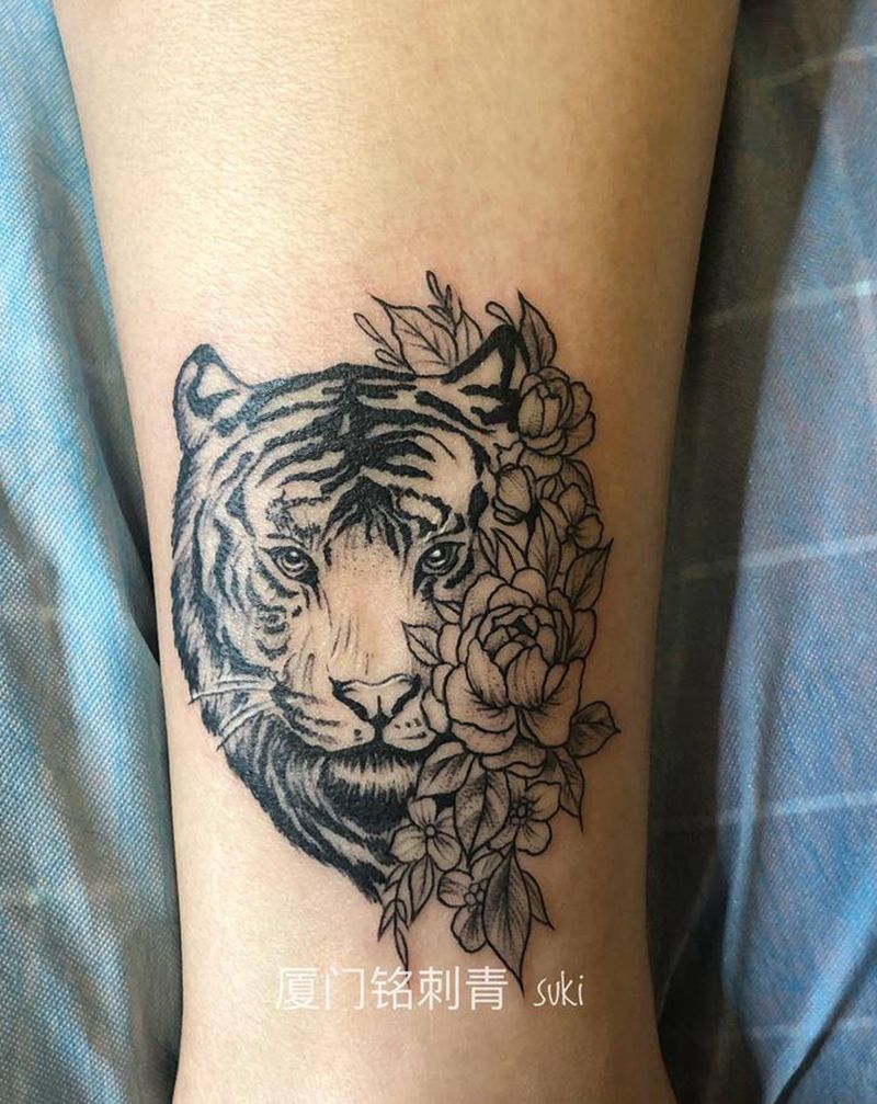 老虎纹身图片_脚部素描纹身图案