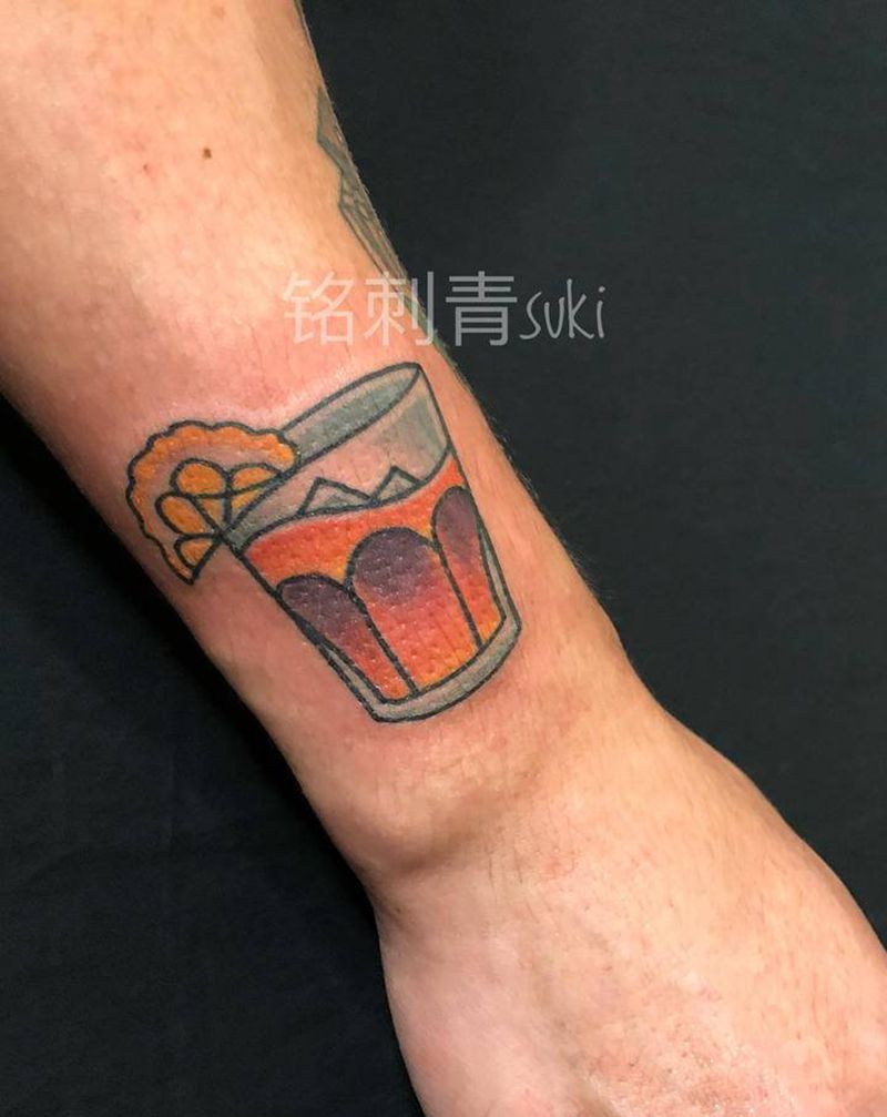 一杯酒纹身图片_手臂Old School纹身图案
