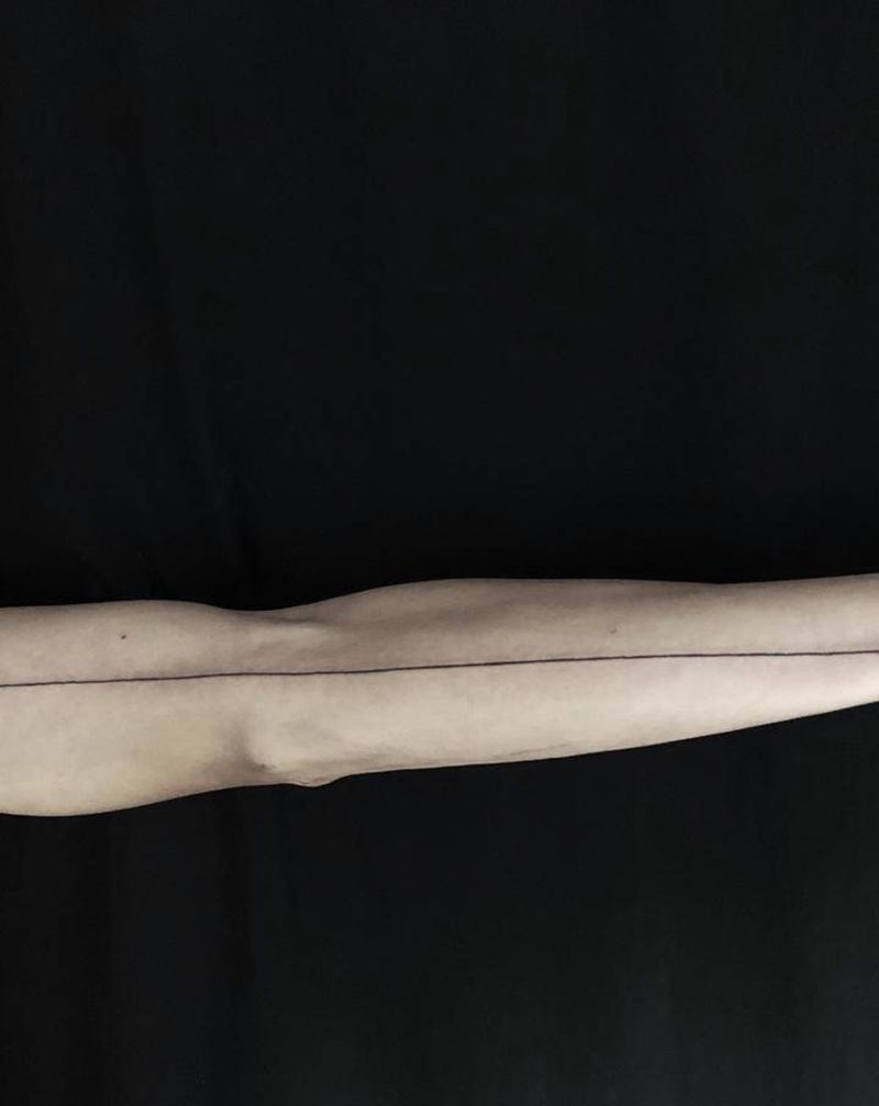 一条直线纹身图片_手臂几何纹身图案